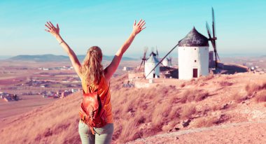 İspanya 'daki kadın turist, yel değirmeni Consuegra, Toledo Eyaleti.