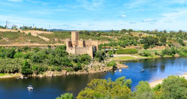 Almourol Kalesi. Tagus Nehri 'ndeki Tapınak Şövalyeleri kalesi. Portekiz.