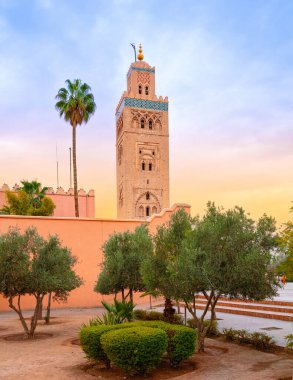 Gün batımında Koutoubia Camii minaresi - Fas 'ta Marakeş