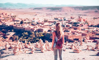 Fas köyüne bakan kadın turistin arka görüntüsü... ait benhaddou