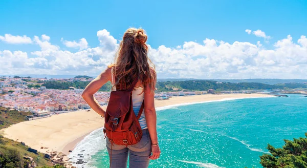 Frau Genießt Panoramablick Auf Strand Von Nazare Portugal — Stockfoto