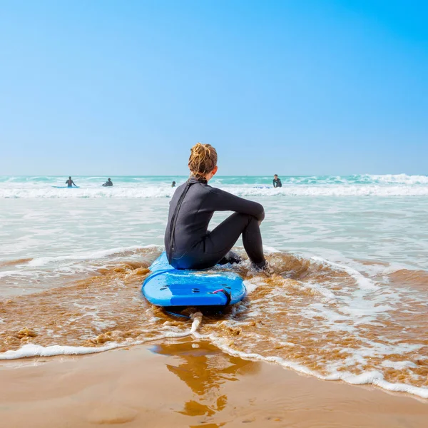 Nastolatek Siedzi Fali Patrząc Ocean — Zdjęcie stockowe