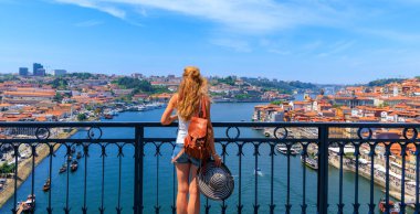 Portekiz 'de şehir turizminin panoramik manzarasına hayran olan kadın turist, Avrupa' da seyahat