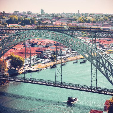 Portekiz 'in başkenti Porto' da tramvay ve Douro nehri ile ünlü demir köprü.
