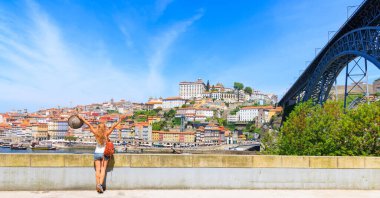 Porto şehri manzarası panorama manzarası, eski şehir ve dom luis köprüsü ile kadın gezgin Portekiz