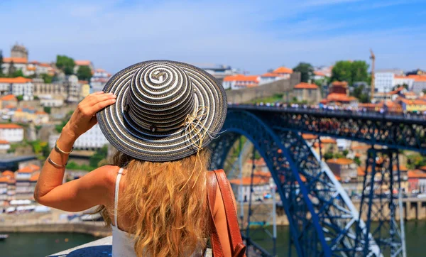美しいパノラマビューを楽しむ女性観光客有名な鉄橋 ポルトガルのツアー観光 ポルトの旅行 — ストック写真