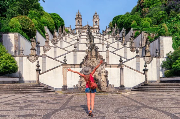 Vrouwelijke Toerist Bezoek Bij Sanctuary Bom Jesus Braga Portugal — Stockfoto