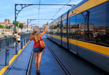 Portekiz 'de bir kadın tramvay bekliyor. Seyahat, turizm, tatil konsepti.