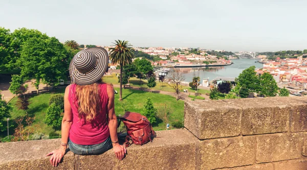 Женщина Туристка Смотрит Городской Пейзаж Порту Португалия — стоковое фото