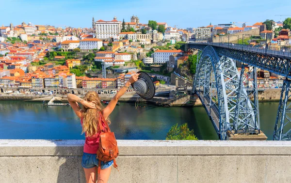 Touristin Genießt Blick Auf Portos Stadtbild Und Brücke Portugal — Stockfoto