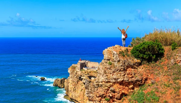 Kobieta Wyciągniętymi Ramionami Podziwiająca Panoramę Oceanu Atlantyckiego Portugalia Nazare — Zdjęcie stockowe