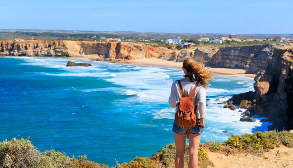ポルトガルの大西洋を調和させる女性観光客 — ストック写真