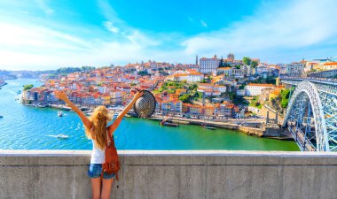 Porto-Şehir 'deki mutlu gezgin kadın Porto-Portekiz panoramik manzarası