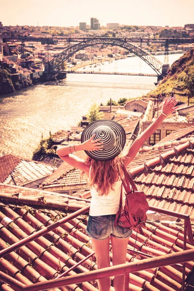 波尔图 葡萄牙女性游客 欣赏波尔图全景 — 图库照片