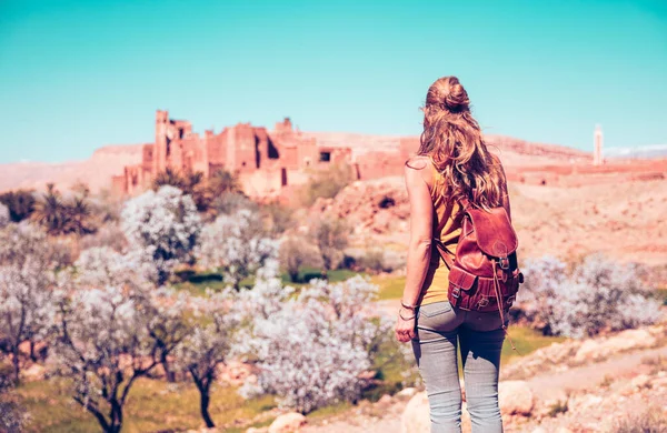 Mulher Turista Olhando Para Cidade Fortificada Telouet Kasbah Marrocos Primavera — Fotografia de Stock