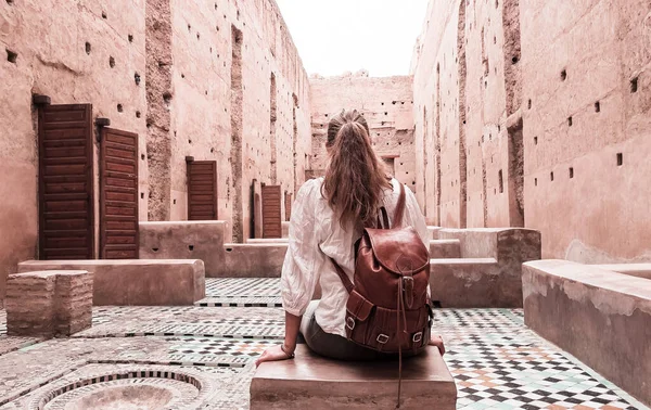 Kvinnlig Turist Besöker Gamla Ruin Palats Palais Badi Marrakech Marocko — Stockfoto