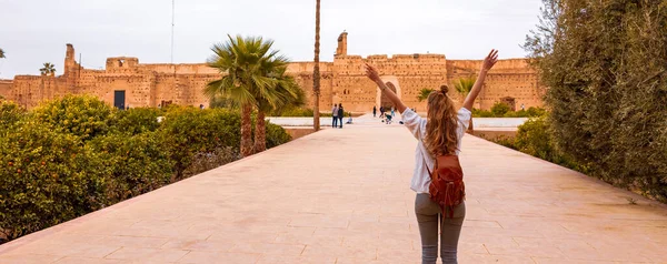 Glückliche Frau Mit Ausgestreckten Armen Genießt Besuch Von Marrakesch Tour — Stockfoto