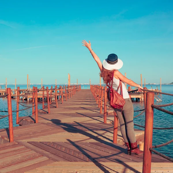 Jovem Mulher Desfrutando Mar Madeira Pier Felicidade Liberdade Viagens Conceito — Fotografia de Stock