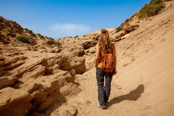 Viajante Mulher Marrocos Deserto Paisagem — Fotografia de Stock