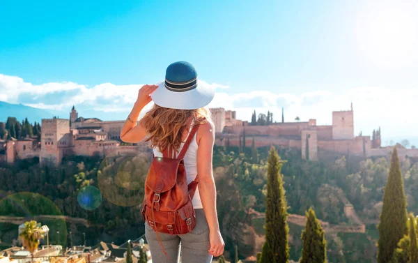 Woman Tourist Looking Ancient Arabic Fortress Alhambra Granada Spain — ストック写真