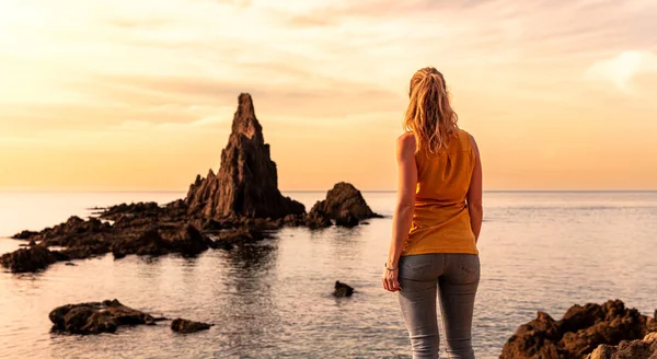 Rückansicht Einer Frau Die Majestätische Felsformation Meer Bei Sonnenuntergang Betrachtet — Stockfoto