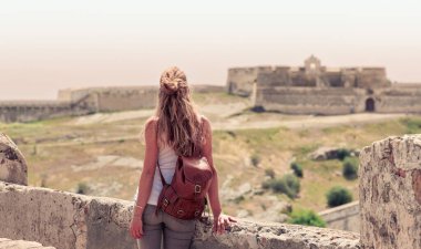 Portekiz 'deki şatoya bakan kadın. Algarve' deki Castro Marim.