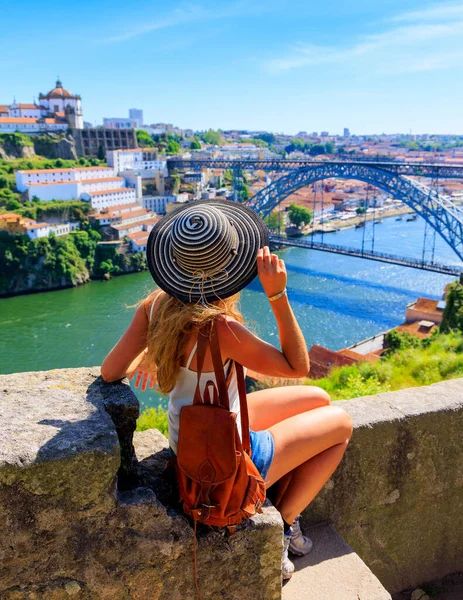 Reisende Frau Genießt Berühmte Eiserne Brücke Stadt Porto Portugal — Stockfoto