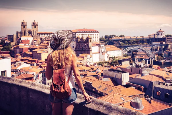 Жінка Туристка Насолоджуючись Прекрасним Панорамним Видом Старого Міста Знаменитий Залізний — стокове фото