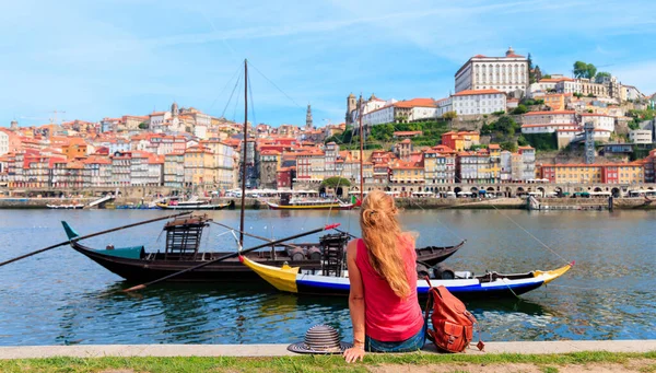 Touristin Genießt Traditionelles Boot Auf Dem Douro Fluss Und Der — Stockfoto