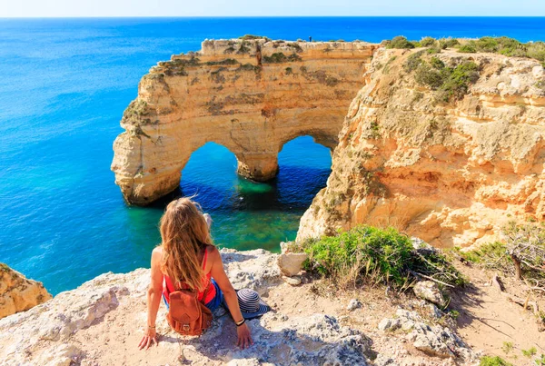 ハート形 アーチ岩の形成の美しい景色を楽しむ女性 アルガルヴェビーチと海岸 ポルトガル 旅行先 夏休みのコンセプト — ストック写真
