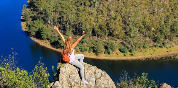山の上の幸せな女性のピーク メロの平均 エストレマドゥーラ州 スペイン — ストック写真