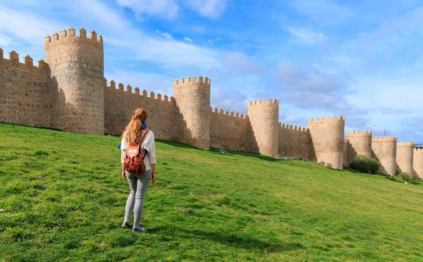 Mujer Turista Disfrutando Vista Muralla Ávila España Castilla León — Foto de Stock
