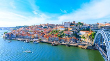 Porto şehrinin hava panoramik manzarası, demir köprü ve douro nehri.