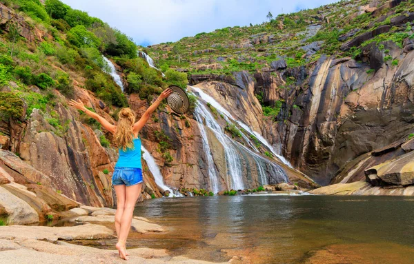 海に流れる美しい滝を楽しむ幸せな女性 スペイン ガリシア — ストック写真