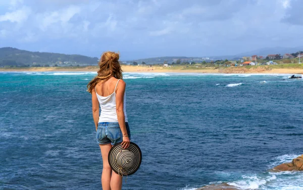 Женщина Наслаждающаяся Панорамным Видом Атлантический Океан Галисия Испания — стоковое фото