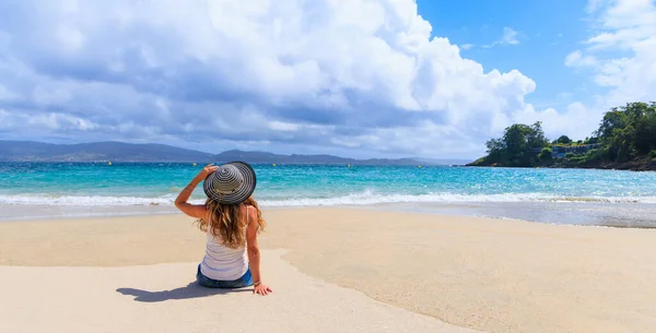 美しい大西洋のパノラマビューを見ながらビーチに座っている女性 スペインのガリシア — ストック写真
