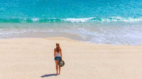 Женщина Одиночестве Тропическом Пляже Отпуск Путешествия Freedon Концепции — стоковое фото