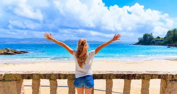 Счастливая Женщина Поднятыми Руками Перед Атлантическим Океаном Галисия Испании — стоковое фото