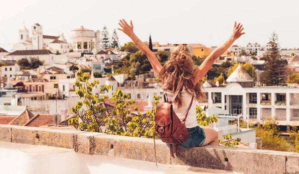 Portekiz Tavira Şehrini Ziyaret Eden Mutlu Gezgin Kadın Algarve — Stok fotoğraf