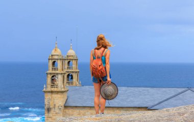 Gezgin kadın turist Virxe da Barca Tapınağı 'nın keyfini çıkarıyor- Muxia- Galiçya-