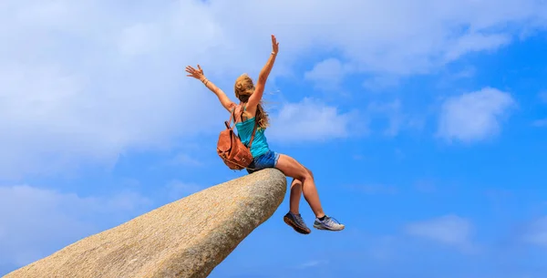 Жінка Сидить Вершині Гори Блакитному Небі Досягнення Подорожі Пригоди Свобода — стокове фото