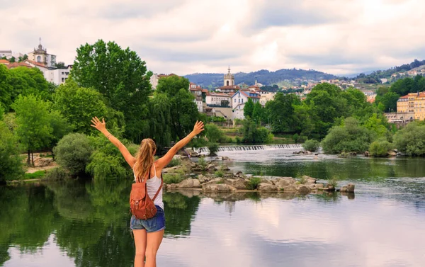 Mulher Feliz Turista Olhando Para Vista Panorâmica Cidade Amarante Portugal — Fotografia de Stock