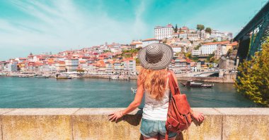Porto şehrinin güzel manzarasının keyfini süren genç kadın turist, yaz gezileri, Portekiz 'de tatil, turizm
