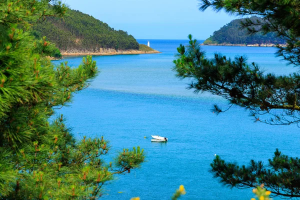 Gyönyörű Türkiz Atlanti Óceán Csónak Világítótorony Galícia Spanyolországban — Stock Fotó