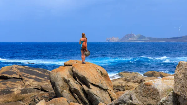 Женщина Стоящая Скале Глядя Панорамный Вид Атлантический Океан Путешествие Галицию — стоковое фото