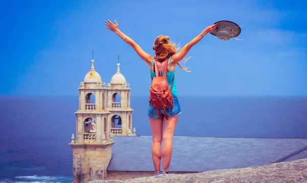 ガリシアの幸せな女性観光客 Virx Barca Sanctuary ムクシア スペイン コルナ州 — ストック写真