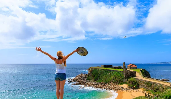 Turismo Galicia España Mujer Turista Disfrutando Vista Panorámica Del Océano —  Fotos de Stock