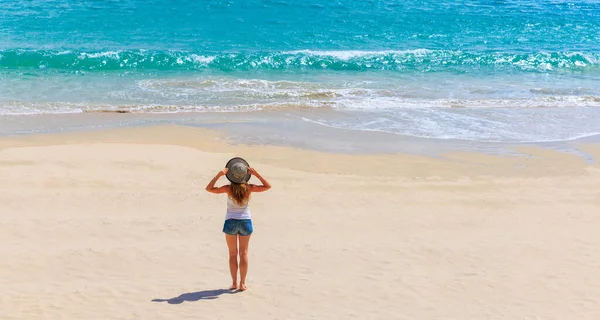 Женщина Стоящая Песке Красивый Тропический Пляж Атлантический Океан — стоковое фото