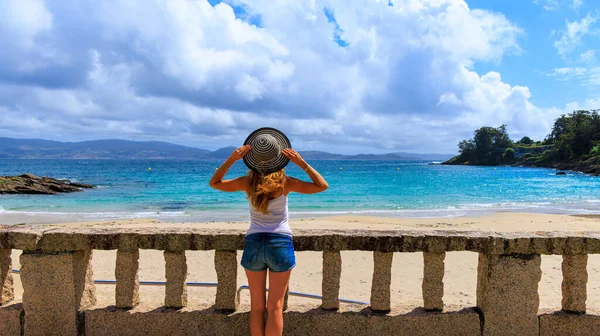 Молодая Женщина Шляпе Наслаждается Панорамным Видом Атлантический Океан Галисия Испания — стоковое фото