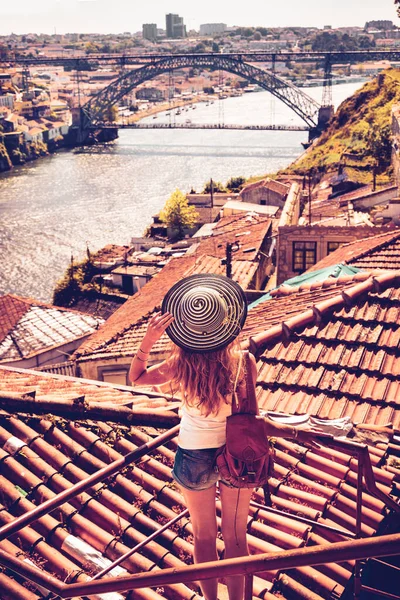 ポルト市と有名な鉄橋の美しい景色を楽しむ若い女性観光客 夏の旅行先 ポルトガルの観光 — ストック写真